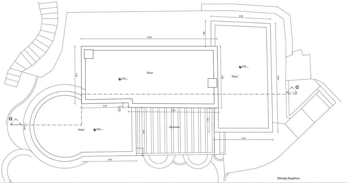 Das Haupthaus von oben: die Dachterrassen liegen auf drei Ebenen (+3,00 m, +3,25 m und +3,70 m), davor die Pergola.