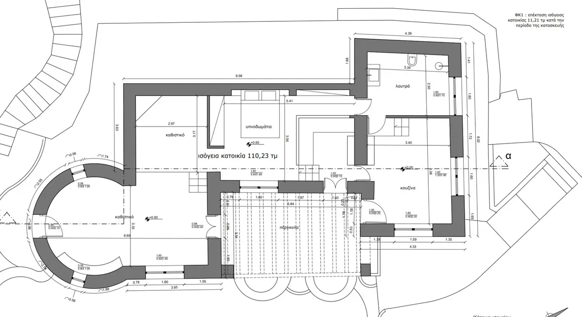 Haupthaus, Erdgeschoss (110 m²): zwei Wohnräume — einer davon im runden Anbau —, Schlafzimmer, Bad und Küche. Zur Terrasse hin liegt die überdachte Pergola.