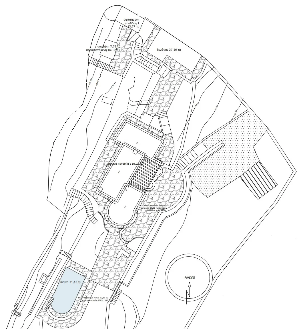 Lageplan des Grundstücks (rund 4.300 m²): oben Gästehaus und Nebenräume, in der Mitte das Haupthaus mit der Pergola, unten der Pool. Rechts daneben die alte Tenne (Aloni).